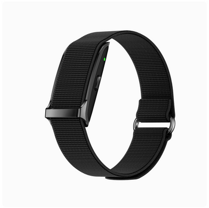 RYTM band noire vue de trois quarts, bracelet en nylon tissé noir à boucle métallique, sur fond blanc.