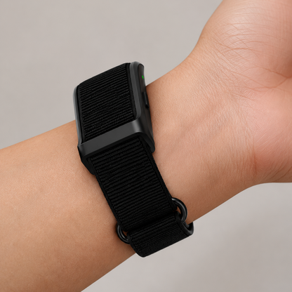 Bracelet RYTM en nylon tissé noir porté au poignet, boîtier du capteur visible sur le dessus.