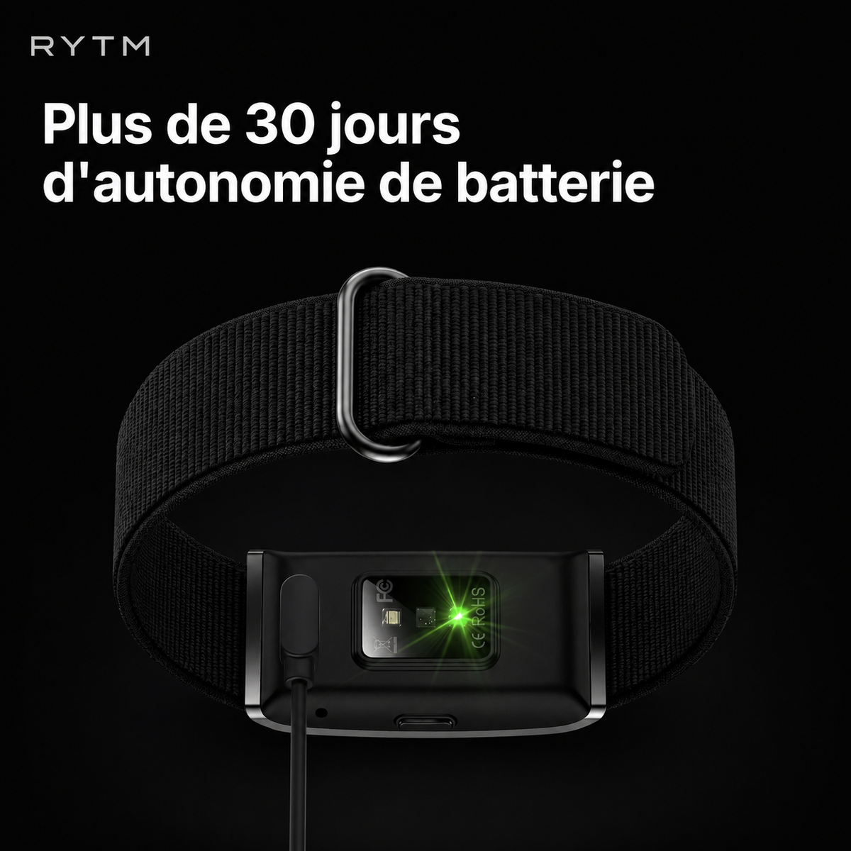 RYTM band noire à bracelet nylon posée sur son câble de charge, capteur optique vert allumé. Texte : « Plus de 30 jours d'autonomie de batterie ».