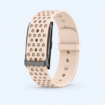 RYTM band vue de trois quarts, bracelet sport en silicone perforé rose poudré, boîtier noir, sur fond bleu très clair.