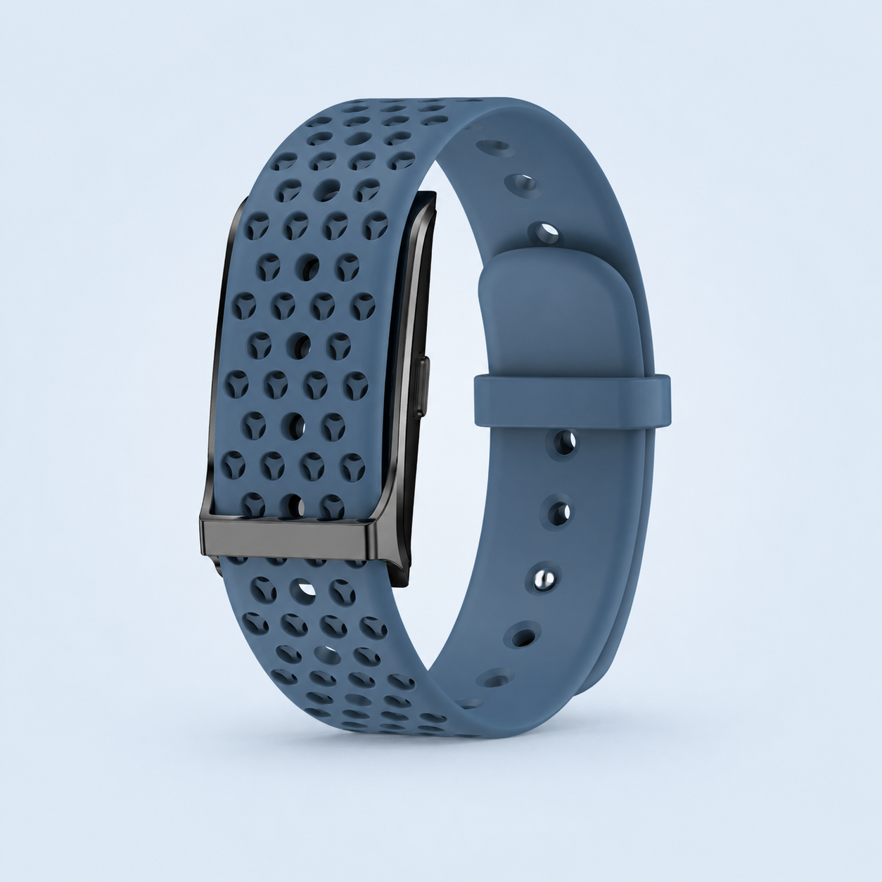 RYTM band vue de trois quarts, bracelet sport en silicone perforé bleu ardoise, sur fond bleu très clair.