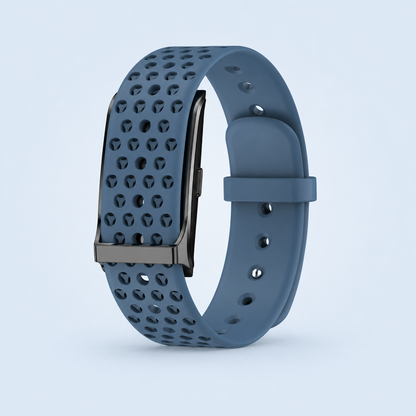 RYTM band vue de trois quarts, bracelet sport en silicone perforé bleu ardoise, sur fond bleu très clair.