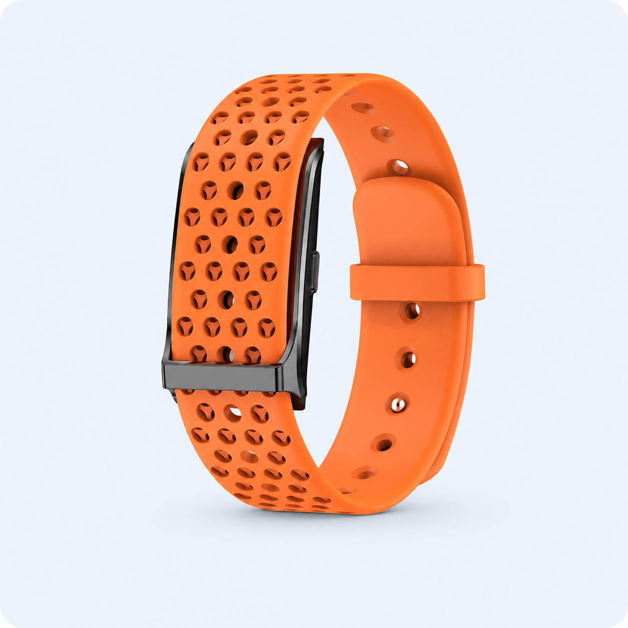 RYTM band vue de trois quarts, bracelet sport en silicone perforé orange, sur fond bleu très clair.
