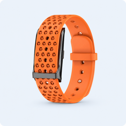RYTM band vue de trois quarts, bracelet sport en silicone perforé orange, sur fond bleu très clair.