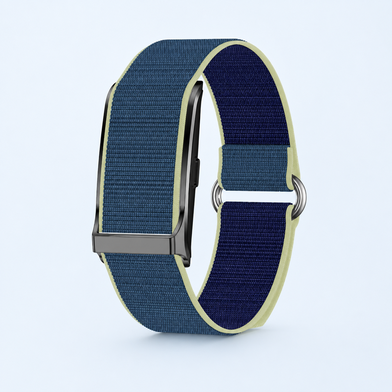 RYTM band vue de trois quarts, bracelet en nylon tissé bleu marine bordé de vert pâle, sur fond bleu très clair.