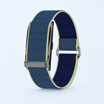 RYTM band vue de trois quarts, bracelet en nylon tissé bleu marine bordé de vert pâle, sur fond bleu très clair.