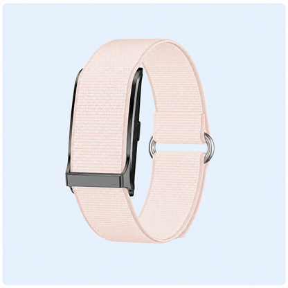 RYTM band vue de trois quarts, bracelet en nylon tissé rose poudré, sur fond bleu très clair.