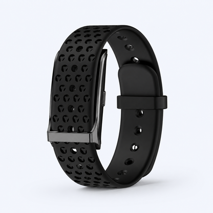 RYTM band noire vue de trois quarts, bracelet sport en silicone perforé noir, sur fond bleu très clair.