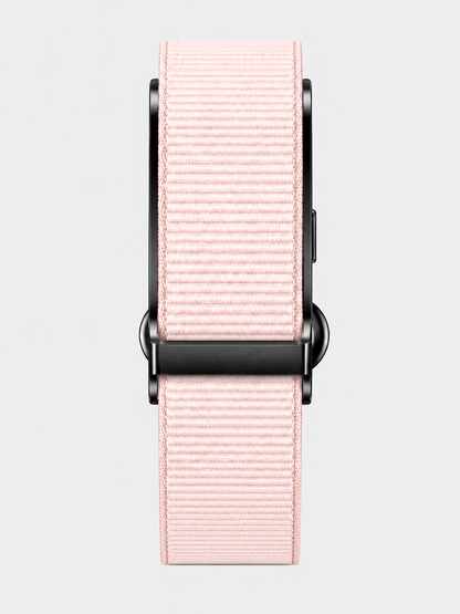 Bracelet RYTM en nylon tissé rose poudré, vu de face à plat, boucle noire.